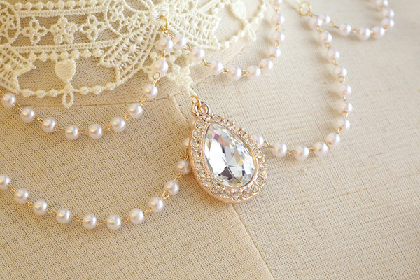 Κομψό γυναικείο κολιέ με πέρλες και πέτρα