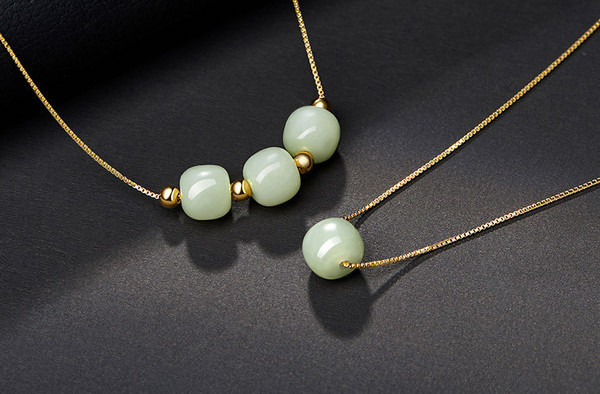 Λεπτό κολιέ σε χρυσό χρώμα και διακόσμηση από Jade