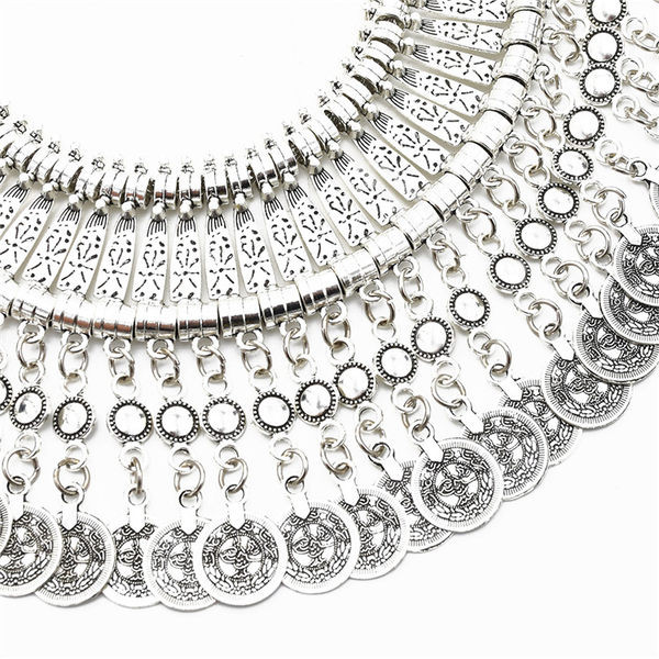 Μοντέρνο γυναικείο κολιέ σε ασημί χρώμα