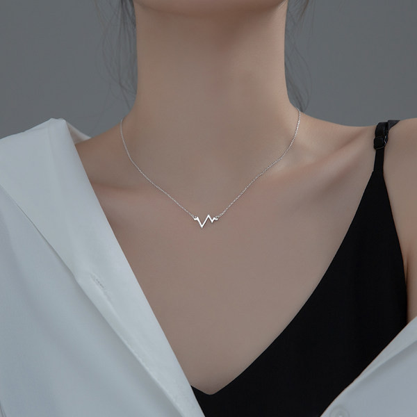 Tanak delikatan lančić srebrne boje