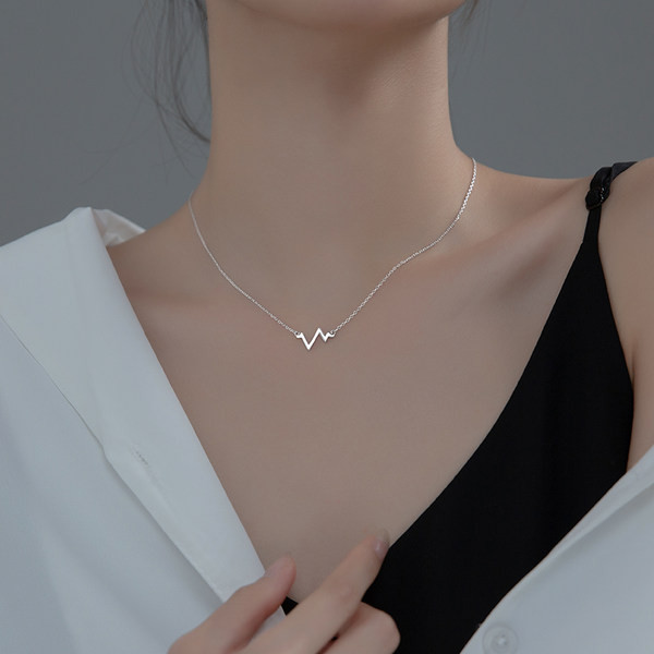 Tanak delikatan lančić srebrne boje