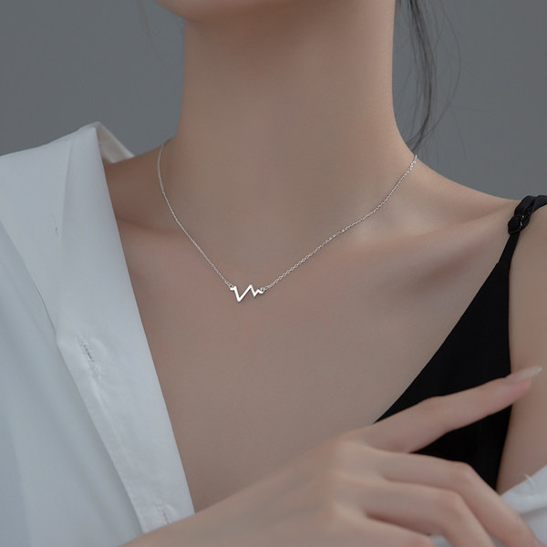 Tanak delikatan lančić srebrne boje