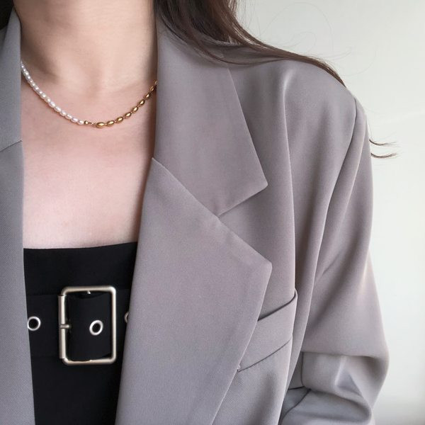 Moderna ženska duga ogrlica s biserima