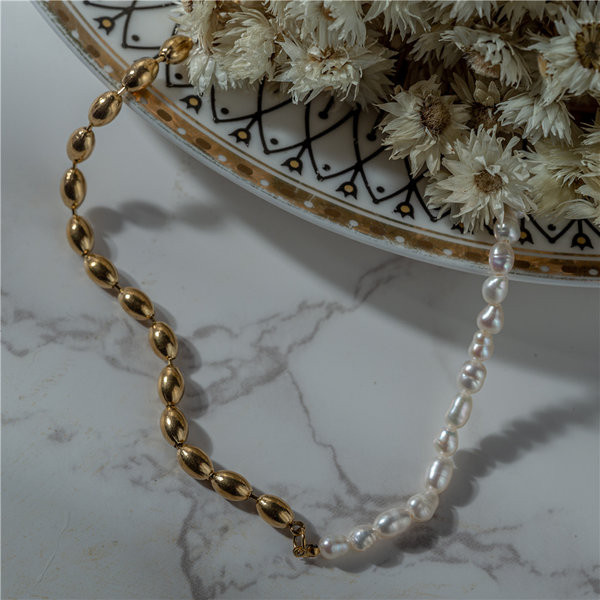 Moderna ženska duga ogrlica s biserima