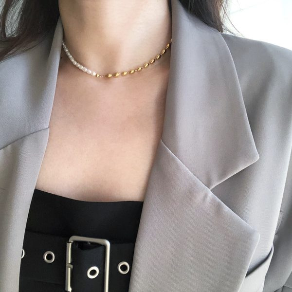 Moderna ženska duga ogrlica s biserima