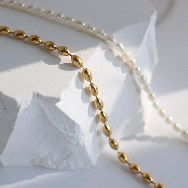 Moderna ženska duga ogrlica s biserima