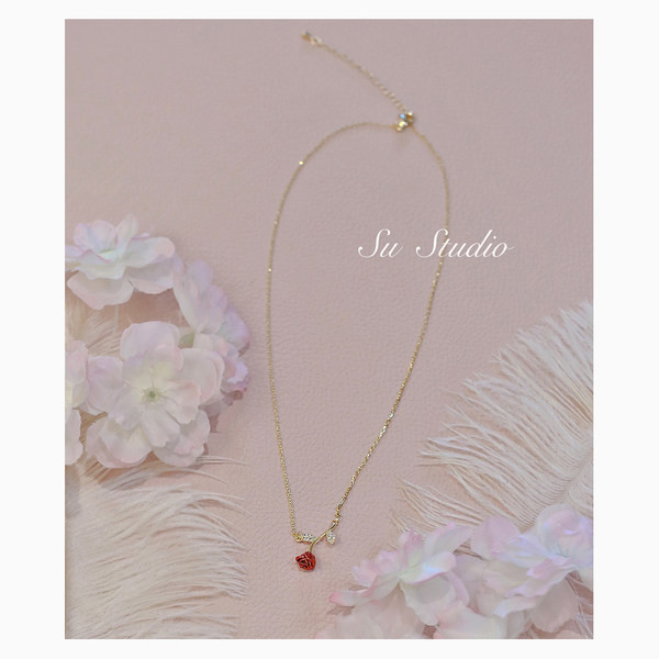 Κομψό γυναικείο κολιέ με μενταγιόν λουλουδιών