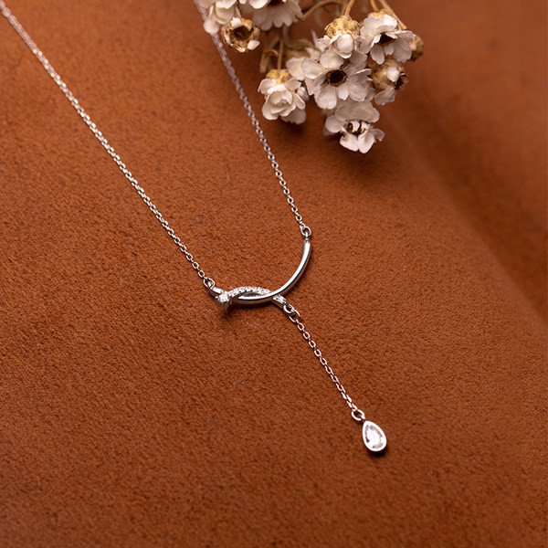 Κομψό γυναικείο λεπτό κολιέ με διακοσμητικές πέτρες και μενταγιόν