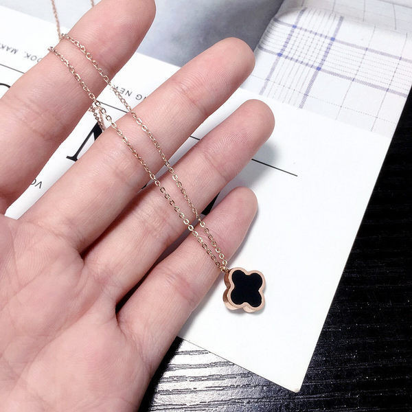 Модерно дамско дълго колие с висулка в златист цвят