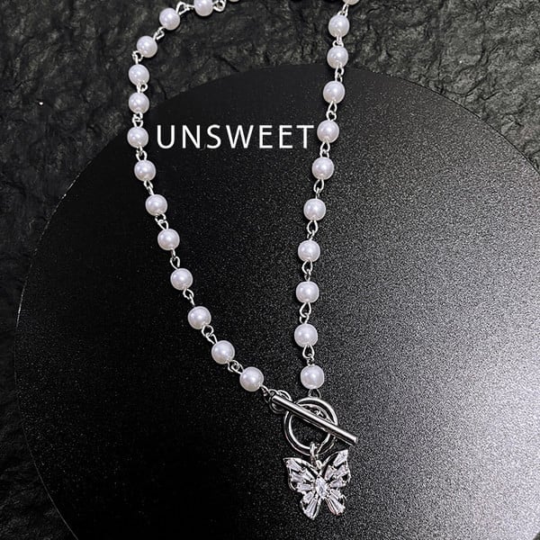 Γυναικείο  κολιέ από πέρλες με ασημένιο μενταγιόν