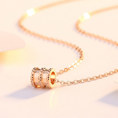 Κομψό γυναικείο κολιέ με μενταγιόν και διακοσμητικές πέτρες