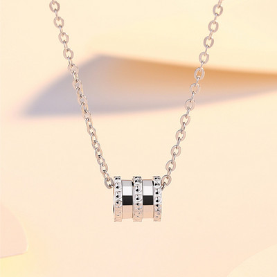 Κομψό γυναικείο κολιέ με μενταγιόν και διακοσμητικές πέτρες