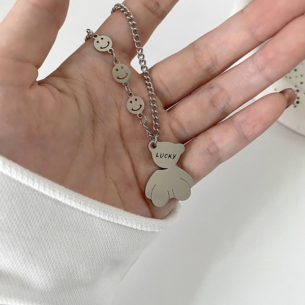 Дамско колие с висулка мече и гравиран надпис в сребрист цвят