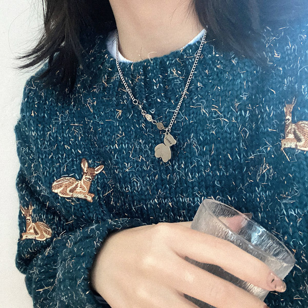 Дамско колие с висулка мече и гравиран надпис в сребрист цвят