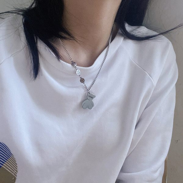 Дамско колие с висулка мече и гравиран надпис в сребрист цвят