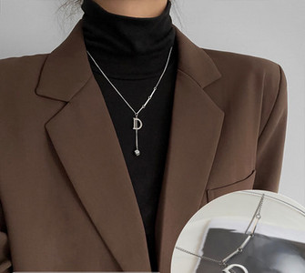 Нежно колие с висулка и буква - два цвята