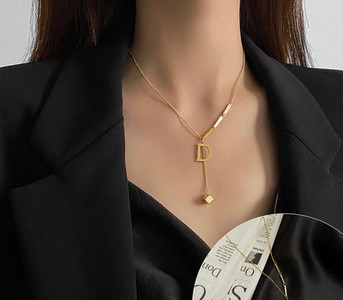 Нежно колие с висулка и буква - два цвята