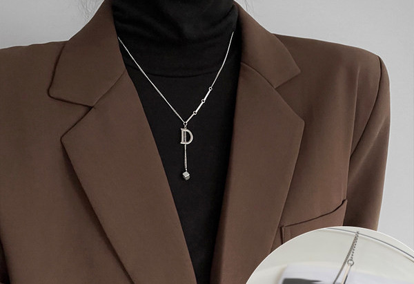 Нежно колие с висулка и буква - два цвята