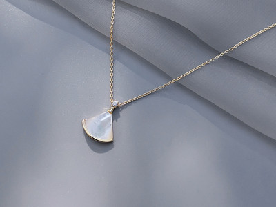 Γυναικεία λεπτή αλυσίδα με πέτρινο μενταγιόν