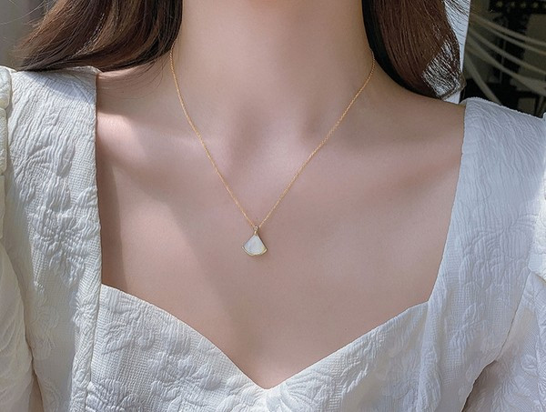 Γυναικεία λεπτή αλυσίδα με πέτρινο μενταγιόν