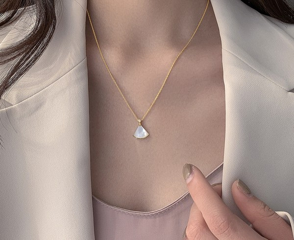 Γυναικεία λεπτή αλυσίδα με πέτρινο μενταγιόν