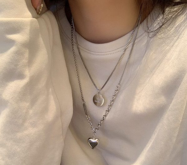 Moderna ženska srebrna ogrlica sa dva privjeska