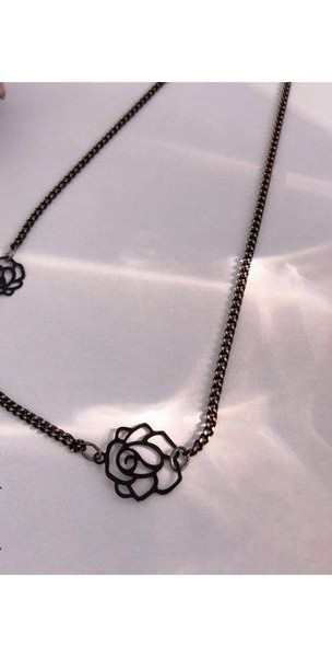 Elegantna ženska ogrlica s cvjetnim ukrasom u crnoj boji