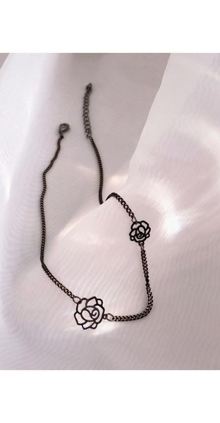 Elegantna ženska ogrlica s cvjetnim ukrasom u crnoj boji