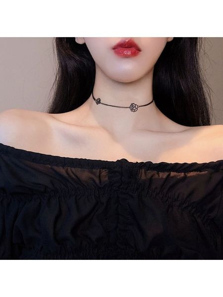 Elegantna ženska ogrlica s cvjetnim ukrasom u crnoj boji