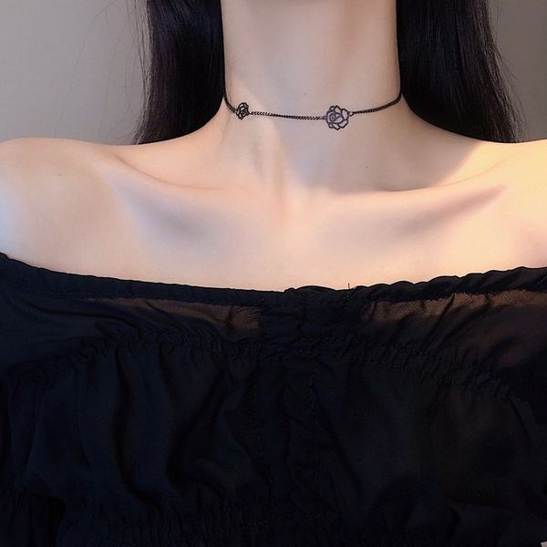 Elegantna ženska ogrlica s cvjetnim ukrasom u crnoj boji