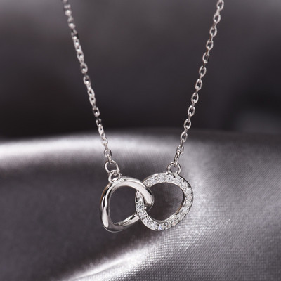 Ženske ogrlice sa privjescima nekoliko modela