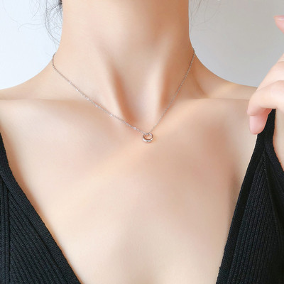 Ženske ogrlice sa privjescima nekoliko modela