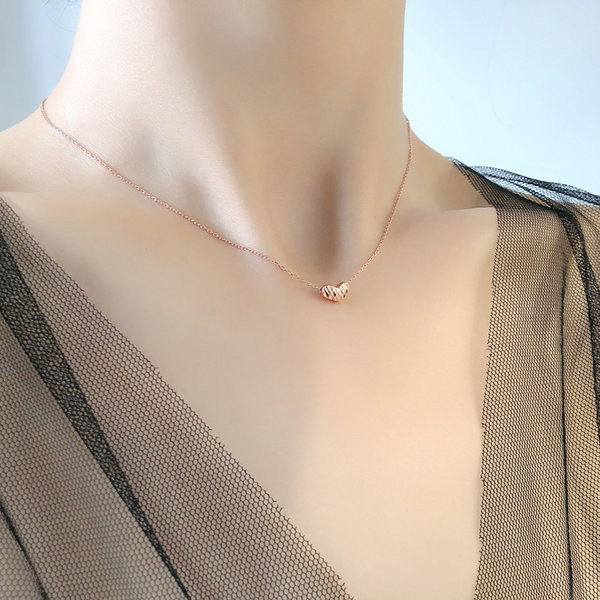 Ženske ogrlice sa privjescima nekoliko modela