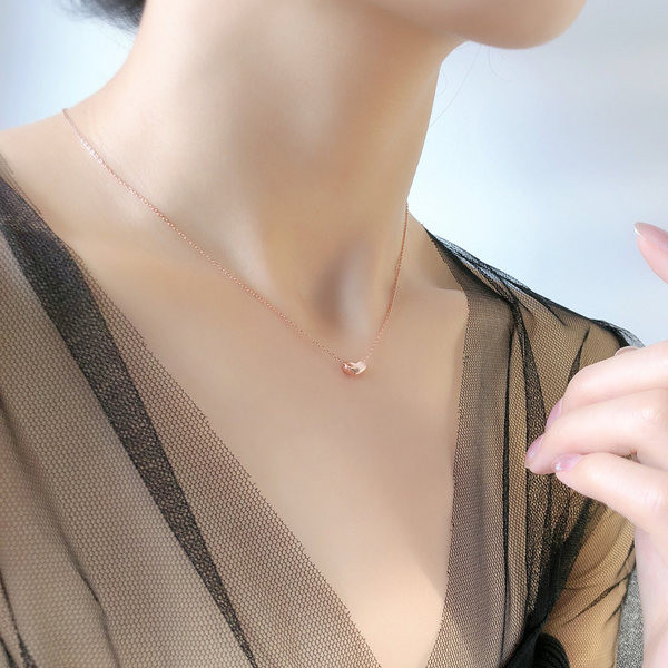 Ženske ogrlice sa privjescima nekoliko modela