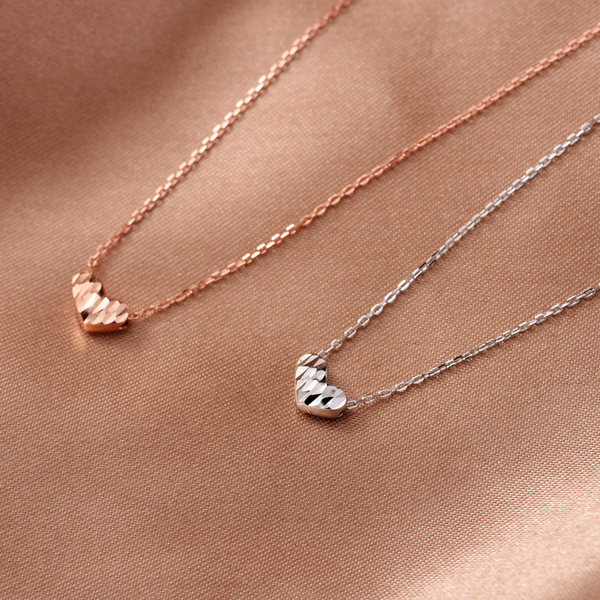 Ženske ogrlice sa privjescima nekoliko modela