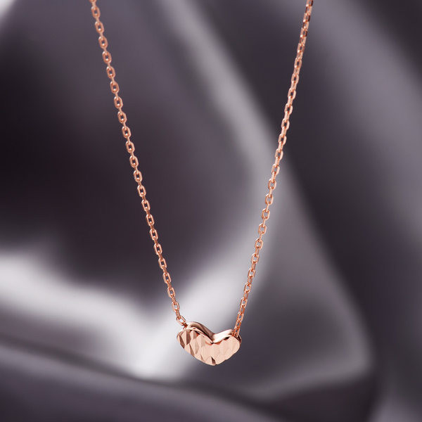 Ženske ogrlice sa privjescima nekoliko modela