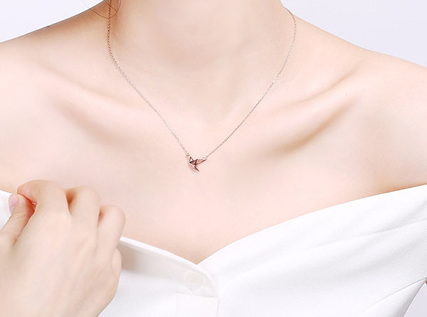 Дамско златисто колие с висулка и камъни