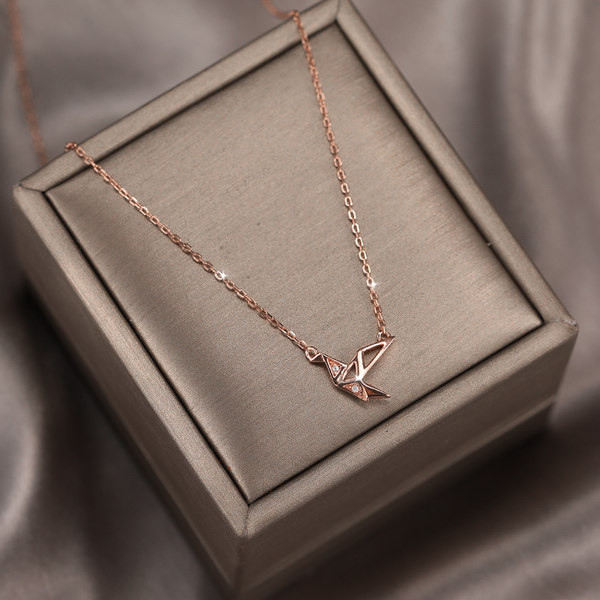 Дамско златисто колие с висулка и камъни