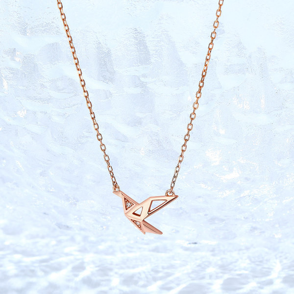 Дамско златисто колие с висулка и камъни