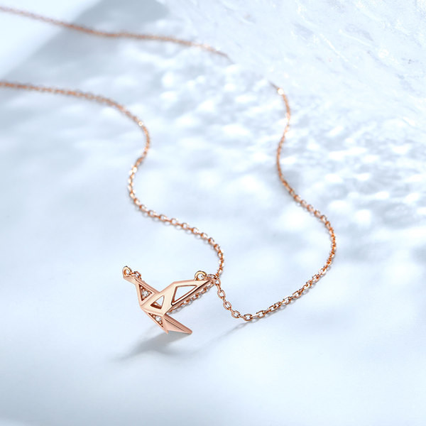 Дамско златисто колие с висулка и камъни