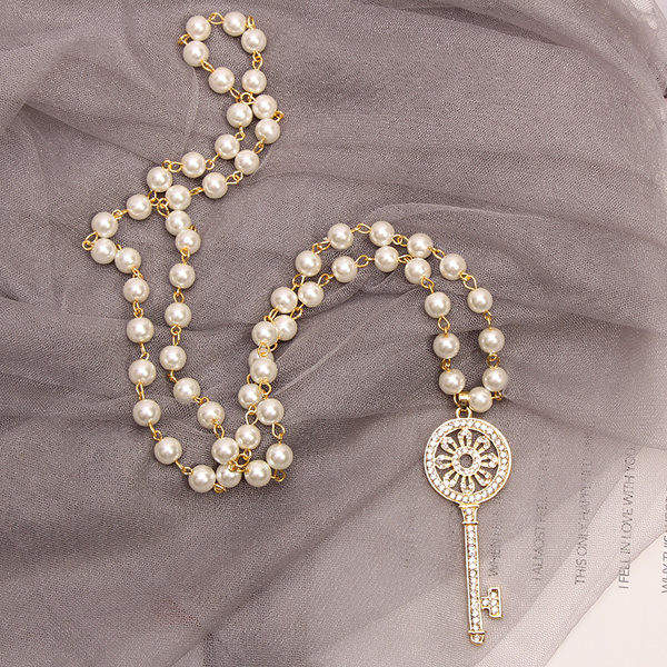 Μακριά γυναικεία  αλυσίδα από πέρλες με μενταγιόν με κλειδί