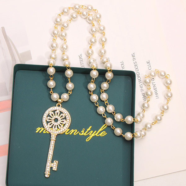 Μακριά γυναικεία  αλυσίδα από πέρλες με μενταγιόν με κλειδί