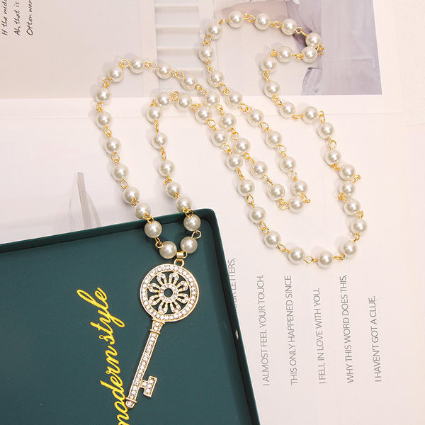 Μακριά γυναικεία  αλυσίδα από πέρλες με μενταγιόν με κλειδί