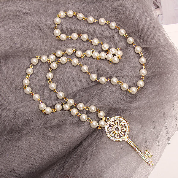 Μακριά γυναικεία  αλυσίδα από πέρλες με μενταγιόν με κλειδί