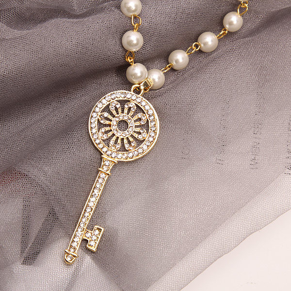 Μακριά γυναικεία  αλυσίδα από πέρλες με μενταγιόν με κλειδί
