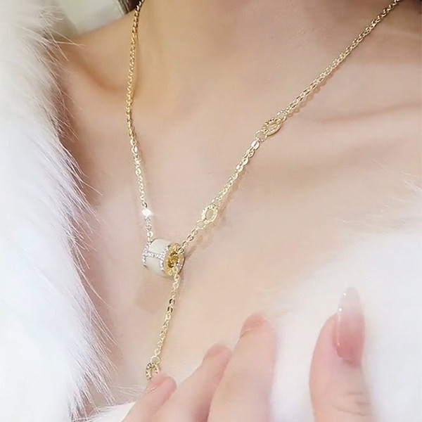 Moderan ženski lanac s privjeskom i ukrasnim kamenčićima