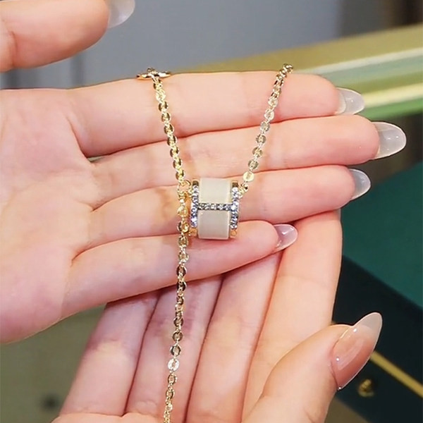 Moderan ženski lanac s privjeskom i ukrasnim kamenčićima