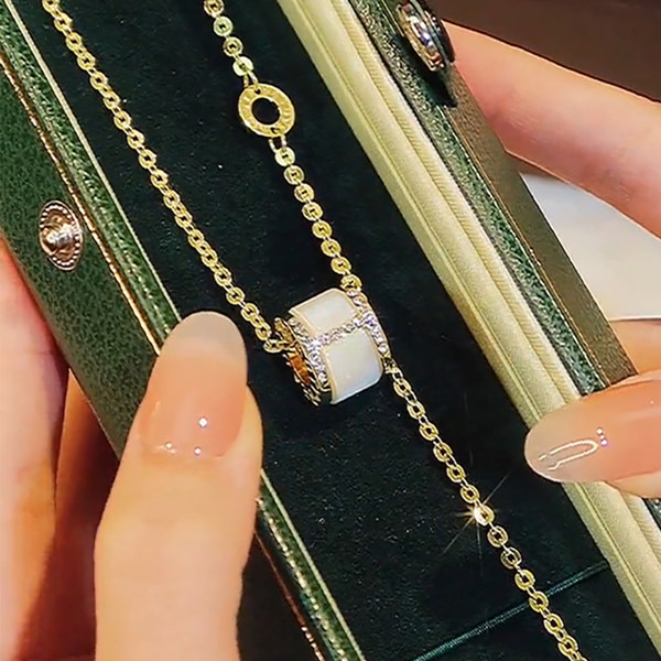 Moderan ženski lanac s privjeskom i ukrasnim kamenčićima