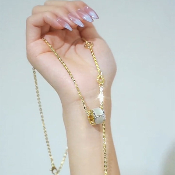 Moderan ženski lanac s privjeskom i ukrasnim kamenčićima