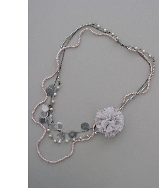 Ženska ogrlica srebrne boje sa 3D dekoracijom